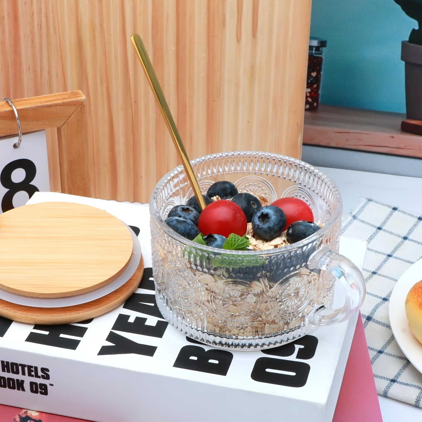 [Retro Coffee] Set Of 4 450ml/15.2oz Retro Coffee Cups | Transparent Embossed Glass Cups | Bamboo Lids And Spoons | Cute Coffee Bar Accessories, Iced Coffee Cups, Suitable For Cappuccino, Latte, Overnight Oat Containers