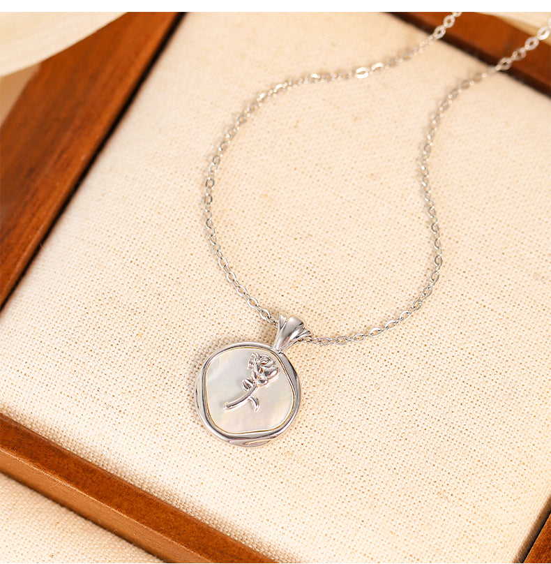 Accessible Luxury Shell Rose Pendant Necklace Accessories Female Niche Design Clavicle Chain 2025 New Arrival Best Selling Necklace