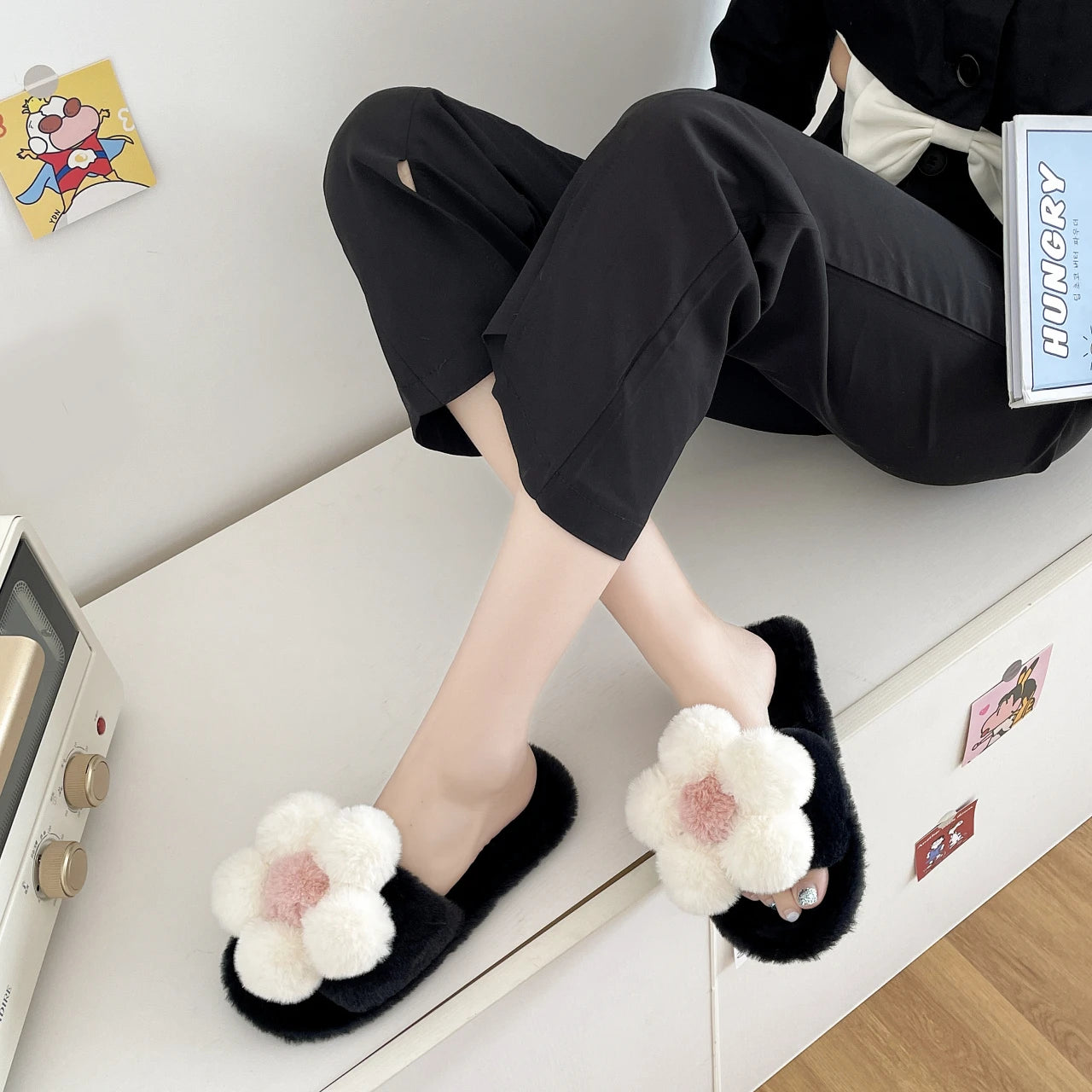 Cute cartoon flower one-word cotton slippers women's 2025 winter new thick-bottomed non-slip outer wear plush slippers