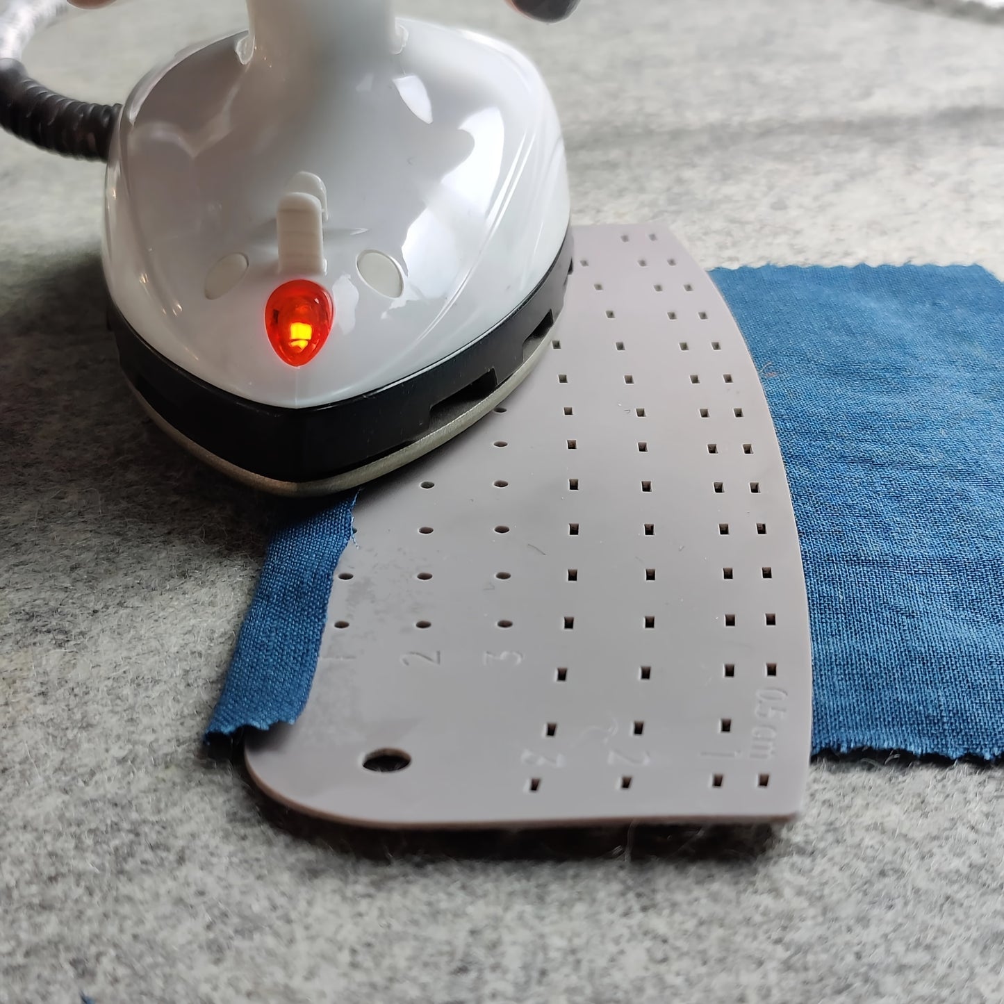 1pc Acrylic hemming tool in various sizes for marking stitch positions and threading needles. with a universal curved edge, a straight edge and two corner curves for pockets, it is suitable for marking and ironing hems, cuffs